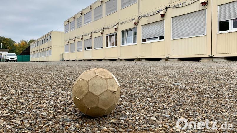 Rund 200 Menschen würden im Containerdorf an der Stadthalle Neustadt Platz finden, wenn sich die Flüchtlingssituation verschärft. Derzeit ist die Siedlung mit rund 110 Ukrainern belegt, darunter einigen Kindern, die sich die Zeit ab und an mit einem Fußball vertreiben. Bild: Gabi Schönberger