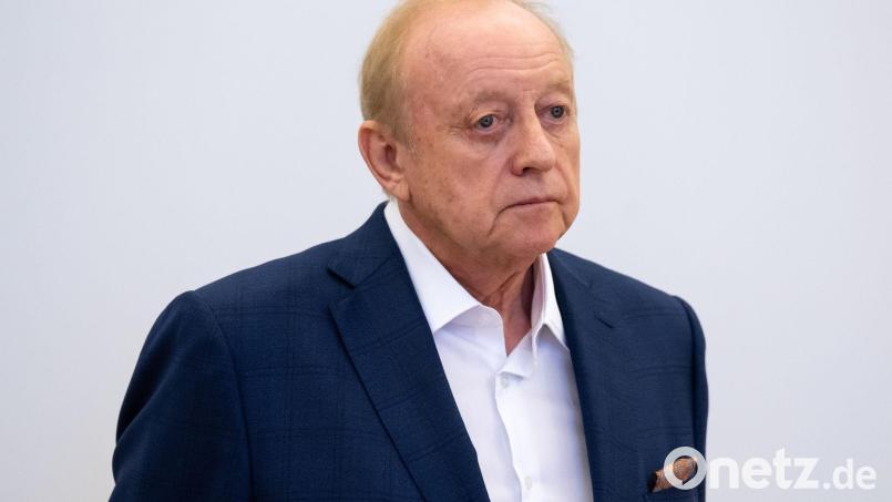 Star-Koch Alfons Schuhbeck steht in einem Gerichtssaal des Landgerichts München I. Bild: Sven Hoppe/dpa/Archivbild