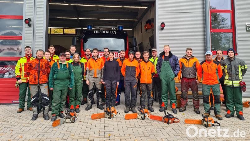 Mit Bravour absolvierten 19 Teilnehmer einen dreitägigen Motorsägenführer-Lehrgang in Friedenfels. Unter der Leitung von Kreisbrandmeister Peter Prechtl (Zweiter von rechts) wurde im Feuerwehrhaus Friedenfels zuvor umfangreich die Theorie bewältigt. Bild: bsc
