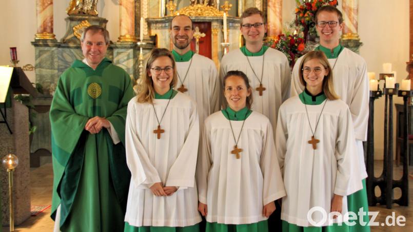 Drei langjährige Ministranten der Pfarrei Schmidmühlen beenden ihren aktiven Dienst (von links): Pfarrer Werner Sulzer, Maria Holler, Michael Fochtner, Anja Kreitmeier, Alexander Puchta, Anna Holler und Johannes Holler. Bild: bjo