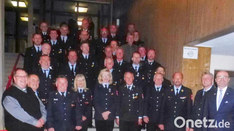 Beim großen Ehrenabend wurden verdiente Feuerwehrmitglieder ausgezeichnet. Bild: Mandl/exb