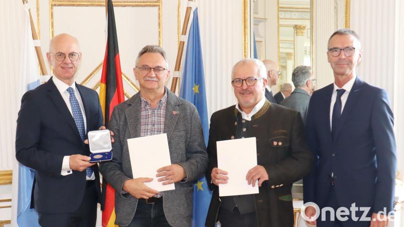 Regierungspräsident Walter Jonas (links) ehrt Wolfgang Rattai (Zweiter von links) und Herbert Pilhofer (Zweiter von rechts). Beide stammen aus Neukirchen bei Sulzbach-Rosenberg, dessen Bürgermeister Peter Achatzi (rechts) mit in Regensburg war. Bild: Regierung der Oberpfalz/Stühlinger-Weinhändler/exb
