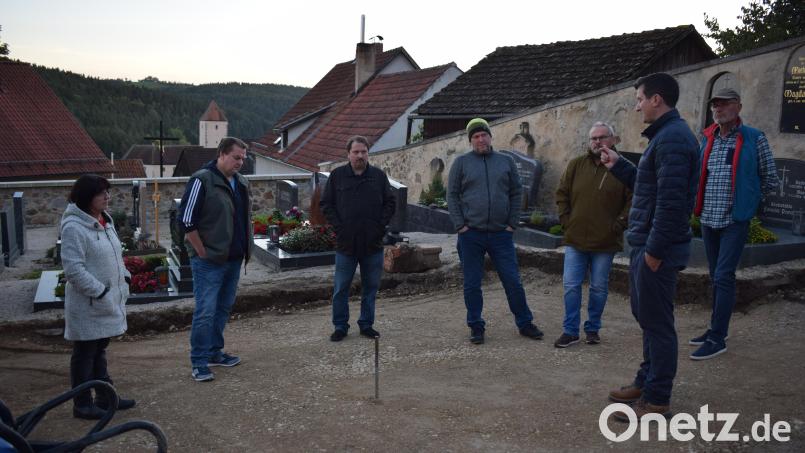Die Gestaltung des Urnenkreisels war Thema eines Ortstermin des Gemeinderates im Friedhof. Bild: bnr