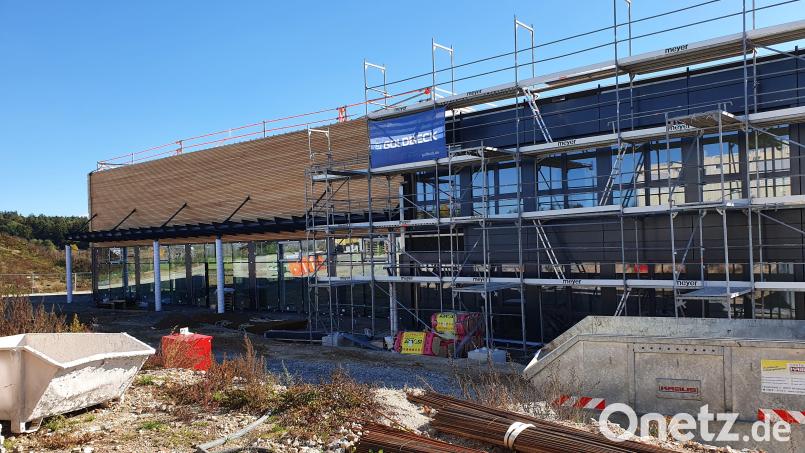 Das neue Logistikzentrum von Rabe Bike im Gewerbepark in Windischeschenbach nimmt Formen an. Bild: Lowak