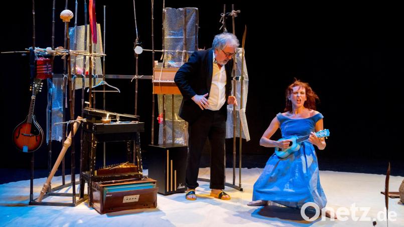 Wenn es draußen kälter wird, ist ein Theaterbesuch mit der Familie genau das Richtige. Am 23. Oktober gibt es das Familienstück „Hallo Halolo“ im Stadttheater zu sehen. Bild: Katrin Schander/exb