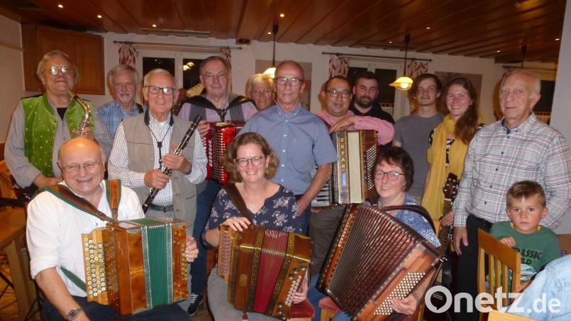 Mit auf die Reise ins Herz und zurück in die Jugend nahmen die Musikanten die Gäste. Bild: bk