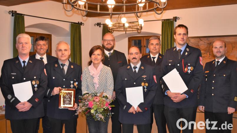 Andreas Konle und Jürgen Stopfer,(vorne, von links) sowie Christian Pappenberger und Holger Diesenbacher (vorne, von rechts) erhalten als Dank für ihren langjährigen aktiven Dienst das Feuerwehrehrenzeichen des Freistaats. Bild: rgr