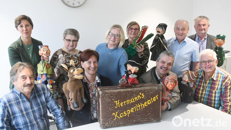 Hermann Papaczek (sitzend, links) und Hermann Helgert (stehend, rechts) sind mit ihren Puppen gern gesehene Gäste in vielen Gemeinden, bestätigen die Bürgermeister. Von den Aufführungen profitiert auch der Verein &quot;Lichtblicke&quot; um Vorsitzende Viola Vogelsang-Reichl (links). Bild: Gabi Schönberger