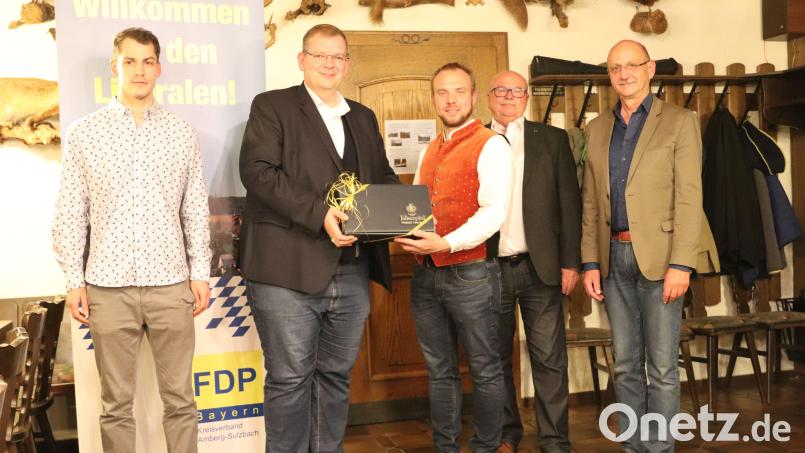 Dank für den Festvortrag: (von links) FDP-Kreisvorsitzender Fabian Bischof, der Redner Ulrich Lechte, FDP-Ortsvorsitzender Christian Weiß, Stadtrat Hans-Jürgen Reitzenstein und FWS-Vorsitzende Martin Pöllath. Bild: cog