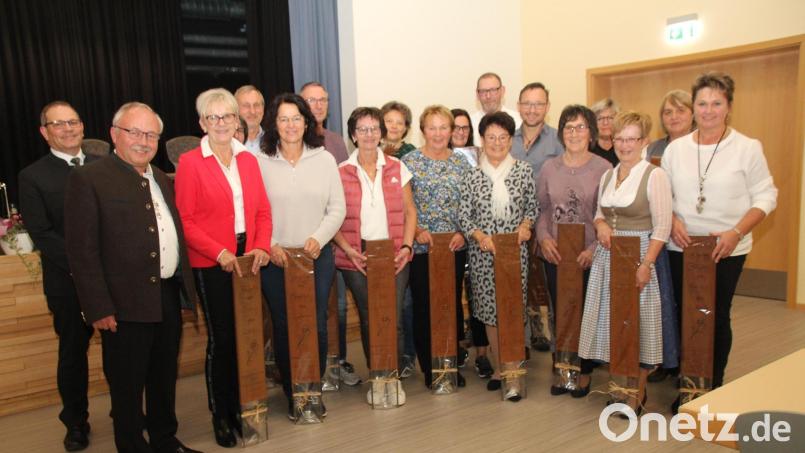 Diese Mitglieder haben in diesem Jahr erfolgreich am Blumen- und Gartenwettbewerb teilgenommen und Gold- Silber- oder Bronzemedaillen gewonnen. Bild: frd