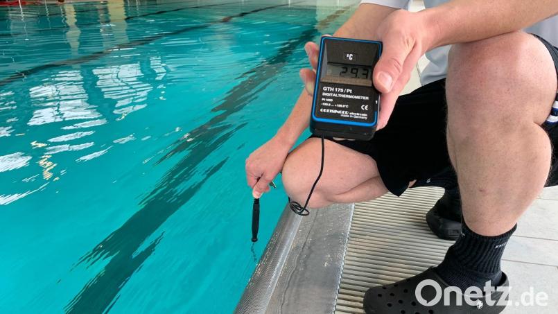 29,3 Grad! Bademeister Josef Lingl überprüft die Wassertemperatur im Hallenbad in Eschenbach. Bild: Gabi Schönberger