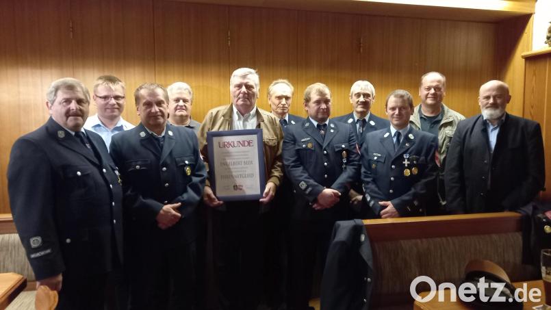 Vorsitzender Josef Vollath gratuliert dem neuen Ehrenmitglied Engelbert Beer senior sowie den Geehrten. Bild: gra