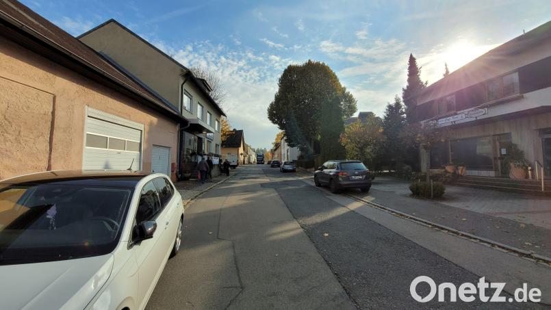 Die Brennerstraße in Eslarn ist nach einem Jahr wieder freigegeben. Anwohner und Ladenbesitzer mussten während der Dauer der Sanierungsarbeiten mit Verkehrsbehinderungen leben. Bild: buc/Markt Eslarn/exb