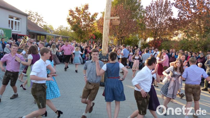 Diesen Kirwasonntag tanzen gleich drei Gruppen um den Neudorfer Kirwabaum. Bild: hme