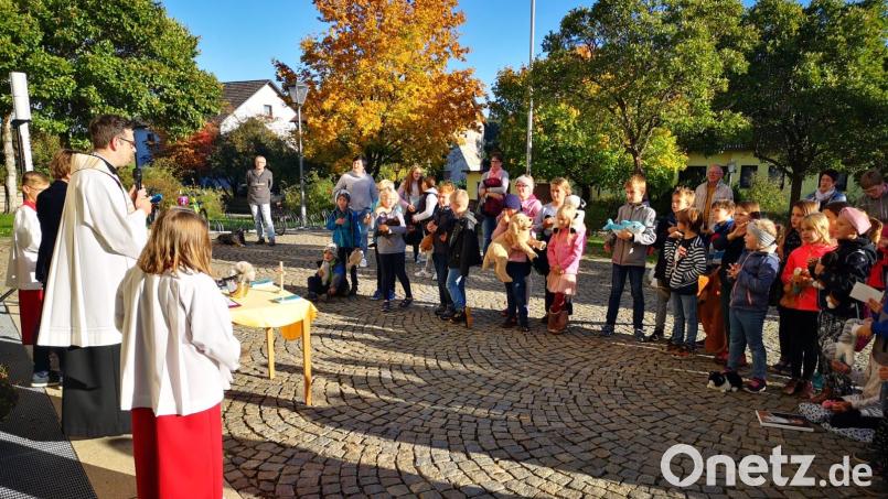 Sehr familiär gestaltet sich die Tiersegnung in der Pfarrei St. Michael Poppenricht, die Pfarrer Dominik Mitterer vollzieht. Bei herrlichem Herbstwetter erfreut sie sich eines großen Zuspruchs. Bild: ads