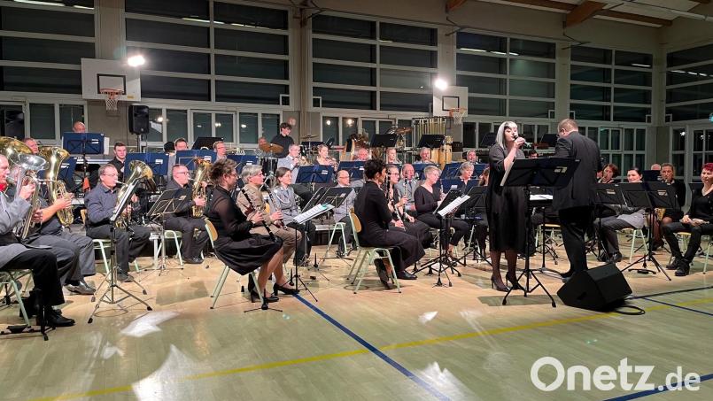 Der Reservistenmusikzug der Bundeswehr spielte zum Stadtjubiläum in Pfreimd. Bild: Richard Tischler/exb
