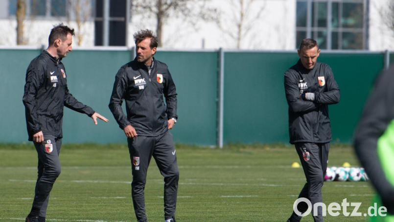 Der neue Chef-Trainer Markus Weinzierl (M), Torwarttrainer Kristian Barbuscak (l) und Co-Tainer Tobias Zellner standen bereits in Augsburg zusammen auf dem Trainingsplatz. Bild: Sven Hoppe/dpa/Archivbild