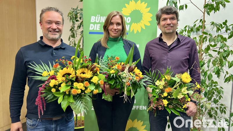 Blumen für die Kandidaten: Laura Weber, Ali Zant (links) und Harald Neumann; die Listenkandidatin für den Bezirkstag, Sonja Reichold, wurde wegen Urlaubs in Abwesenheit gewählt. Bild: Eichl