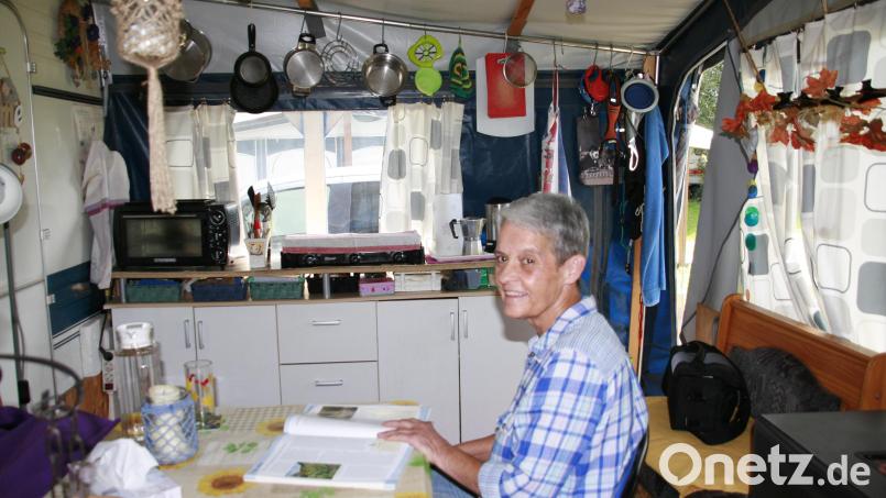 Jeanette Rischar hat im Wohnwagen den Platz sinnvoll genutzt: Töpfe, Pfannen oder Schneidebretter sind aufgehängt. Bild: Pia Kollmer