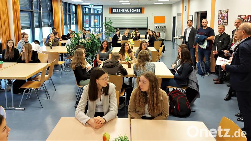 Oberstudiendirektor Ludwig Pfeiffer (rechts) eröffnete in der Mensa die Vertiefte Berufsorientierung und stellte den Schülern die Personalvertreter und Ausbilder vor. Bild: lg