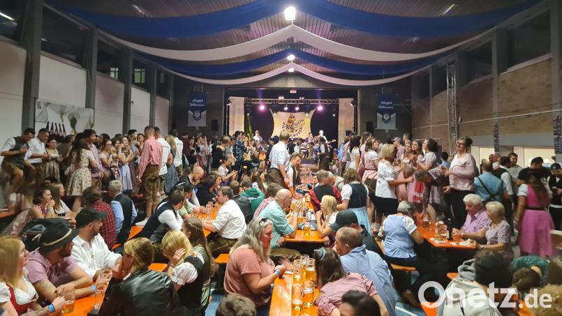 Der kurze Schreckmoment macht den Pressathern nichts aus: Nach Rauchalarm und Evakuierung zurück in der Stadthalle, feiern sie beim Oktoberfest des TSV bis spät in die Nacht. Bild: sne