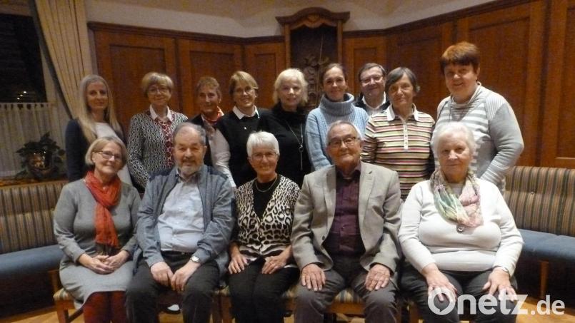 Bei den BLLV-Ehrungen waren dabei: (sitzend, von links) Christa Söllner, Günther Juba, Christine Würstl, Manfred Brunner und Dietlinde Rahm sowie (stehend, von links) Sabine Graser, Renate Sperber, Gabriele Mayerhöfer, Christa Besold, Irmgard Pöhnl, Kerstin Münchmeier, Klaus Wendler, Luzia Weiß und Monika Beer-Helm. Bild: BLLV Kreisverband/exb
