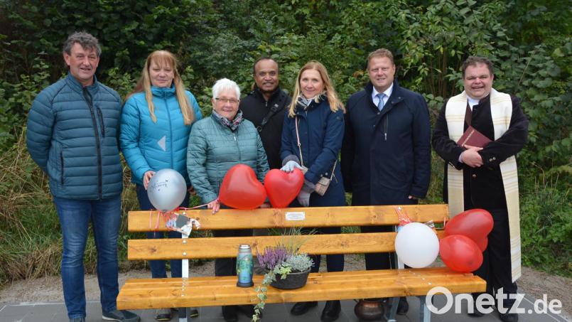 Mit einer Ruhebank erinnert Doris Heidingsfelder (Dritte von rechts) an ihre verstorbenen Eltern. Bei der kirchlichen Segnung mit dabei waren ihr Lebensgefährte Nandagopan (Mitte), ihre Freunde Martin und Patricia Hankl (von links), Maria Tsounelis, eine Schwester der verstorbenen Hella Heidingsfelder, sowie (von rechts) Kaplan Daniel Schmid und Bürgermeister Stefan Grillmeier. Bild: jr