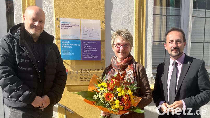 Vorsitzender Matthias Rechholz (links) und Pfarrer Stefan Fischer (rechts) verabschiedeten Heidi Himmelhuber mit Dank für ihr jahrzehntelanges Engagement in den Ruhestand. Bild: wku