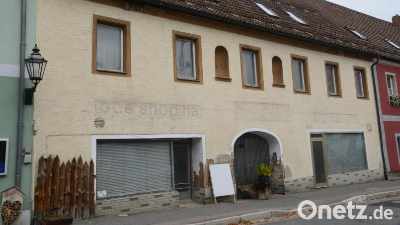 Die Stadt Pleystein hat das Gebäude &quot;Marktplatz 6&quot; erworben. Einschließlich aller Nebengebäude muss es jetzt vollständig entrümpelt werden. Dafür sollen Mittel aus dem Städtebauförderprogramm beantragt werden. Bild: bey