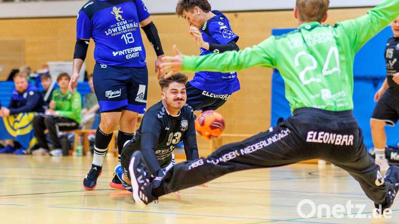 Stefan Herzog (schwarzes Trikot) und die Handballer des HV Oberviechtach sind am Sonntag beim TB Roding gefordert. Bild: gud
