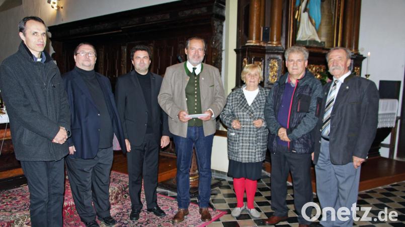 Pfarrer Marek Badida, Johannes Doleschal, Andreas Merl, Bürgermeister von Nabburg Frank Zeitler, Jana Tomascova, Bürgermeister von Horsovsky Tyn Josef Holecek und Arbeitskreisvorsitzenden Josef Götz zeigt das während der Spendenübergabe (von links). Bild: Götz/exb