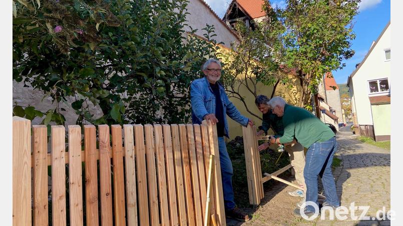 Vertreter der IG Menschengerechten Stadt bauen derzeit in der Jesuitenfahrt einen neuen Zaun für das sogenannte Zaubergärtlein. Bild: ass