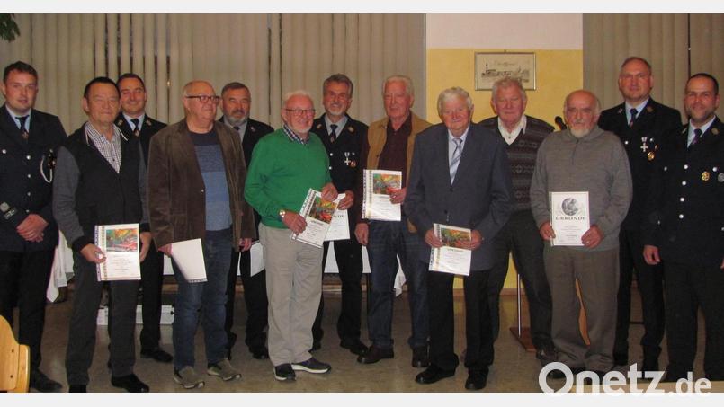 Bereits 65 Jahren sind Fritz Landgraf (Dritter von rechts) und Hermann Seifried (Sechster von rechts) bei der Feuerwehr Mantel. Vorsitzender Matthias Ay (rechts) und Bürgermeister Richard Kammerer (Zweiter von rechts) danken allen Geehrten für das Engagement und die Treue. Bild: sei