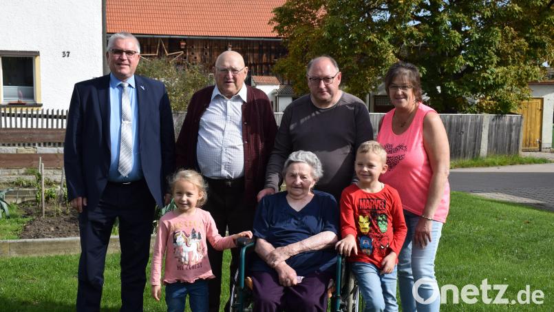 Im Kreise seiner Familie feierte Josef Puff seinen 85. Geburtstag. Die Glückwünsche der Stadt Pfreimd überbrachte Bürgermeister Richard Tischler (links). Bild: bnr