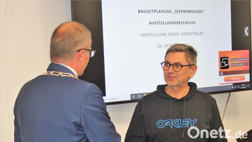Bürgermeister Roman Schäffler (links) vereidigte Hermann Daubenmerkel als neuen Stadtrat. Bild: stg