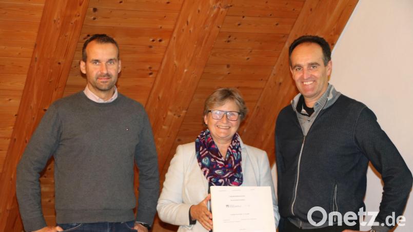 Das neue Forstbetriebsgutachten für den Gemeindewald übergeben (von links) Sven Grünert und Sabine Huhn an Bürgermeister Hans-Jürgen Strehl. Bild: gru