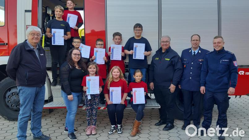Die ausgezeichneten Buben: :Paul Bleuse, Lukas Nickl, Tyler Ströhlein, Jonas Nickl, Moritz Hautmann, Lukas Nickl (obere Reihe von links), Milena Bleuse, Emilia Korn und Emma Hautmann (vorne von links) Kinderfeuerwehrbeauftragte der Unterlinder Feuerwehr Susanne Bayer (zweite von links), sowie zweiter Bürgermeister Franz Scharl (links). Gratulation gab es auch von Erstem Kommandant Raphael Pscherer, Kreisbrandmeister Johannes Geisler und FFW-Vorsitzender Winfried Prokisch (von rechts). Bild: gis