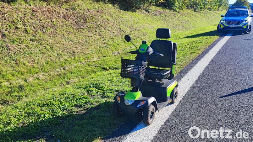 Mit diesem Krankenfahrstuhl wollte eine 87-Jährige auf der Autobahn einfädeln. Bild: Verkehrspolizei Weiden