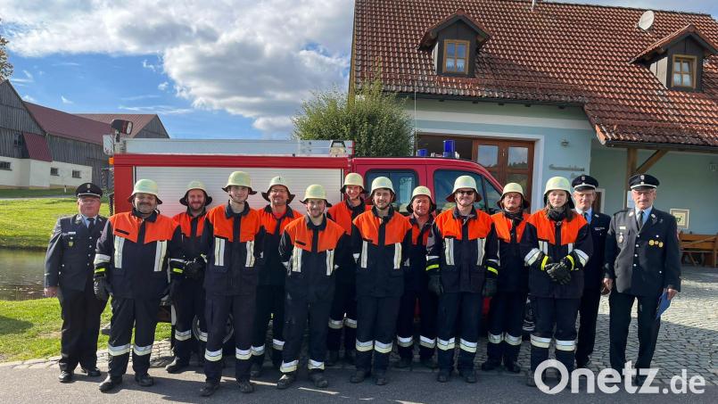 Die Einsatzkräfte der Feuerwehr Rosall sowie von rechts die Kreisbrandmeister Wolfgang Fischer sowie Helmut Czepa sowie Kreisbrandmeister Roland Frank (links) und Kommandant Martin Mark (Fünfter von links). Bild: Feuerwehr Rosall/exb