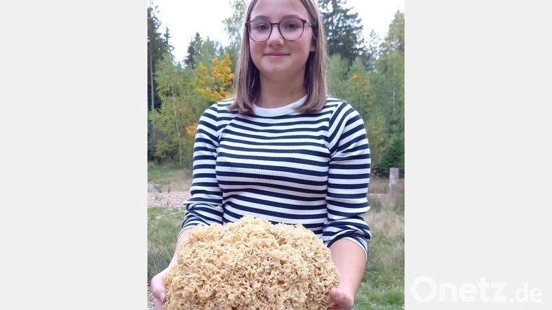 Paula Sperer freute sich über den Fund einer 1,8 Kilo schweren "Fetten Henne". Bild: Nina Sperer/exb