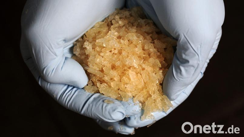 Ein Polizist zeigt beschlagnahmtes Crystal Meth. Die Droge hat ein hohes Abhängigkeitspotenzial. Archivbild: Fredrik von Erichsen