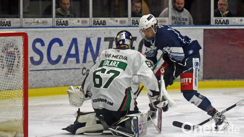 Die noch ungeschlagenen Blue Devils Weiden treten am Wochenende bei den Höchstadt Alligators und gegen den EC Peiting an. Das Bild zeigt Philipp Siller beim 3:2-Heimsieg gegen Rosenheim vor dem Kasten von Starbulls-Goalie Christopher Kolarz. Archivbild: Gebert
