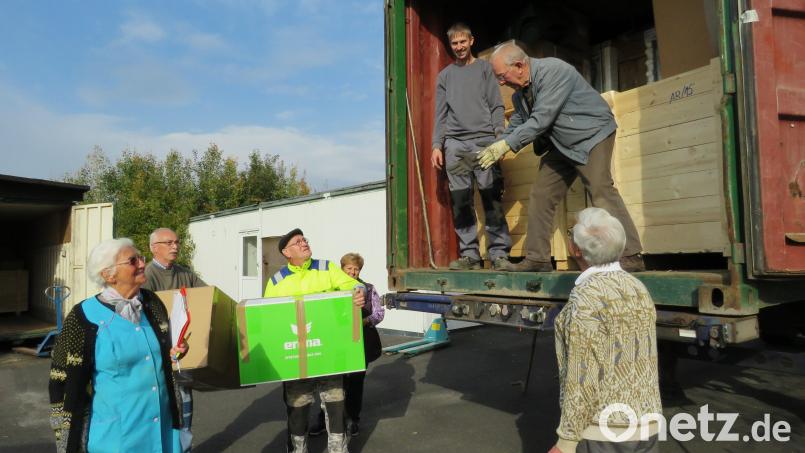 Mit vereinten Kräften werden die Transporter mit den Hilfsgütern verladen. Vereinsgründerin Geroldine Ondrusek (links) hilft auch im hohen Alter immer noch mit.. Bild: ubb