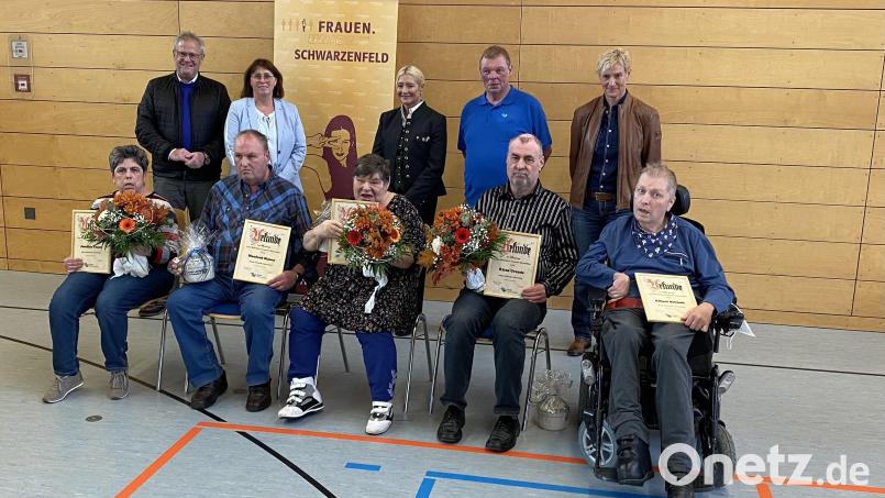 Langjährige Mitarbeiter der Naabwerkstätten erhalten beim "Tag der Begegnung" Urkunden. Oberbürgermeister Andreas Feller, FU Kreisvorsitzende Marianne Forster und Zweite Bürgermeisterin Gabi Wittleben (hinten, von links) gratulieren. Bild: Astrid Kirschner/exb