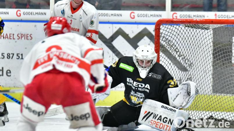 Auf die Amberger Abwehr (im Bild Torhüter Timon Bätge) wartet in Peißenberg eine ungemütliche Aufgabe. Archivbild: SignaLight