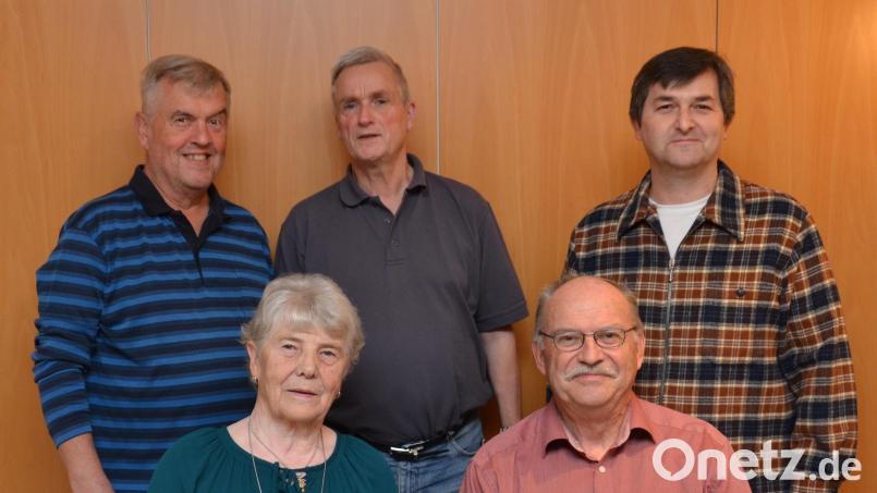Kassier Hermann Bibel (vorne, rechts) ist seit 50 Jahren Mitglied beim Sportkegelclub "Rot-Weiß" Vohenstrauß und seit 1978 ununterbrochen Kassier. Werner Albrecht und Werner Schlegel (hinten, von links) gehören seit 40 Jahren dazu und sind ebenfalls eine große Stütze im Verein. Maria Karl (vorne, links) ist seit 15 Jahren aktiv gemeldet. Sie erhielt die Clubnadel in Bronze von Vorsitzendem Norbert Puff (hinten, rechts). Bild: dob