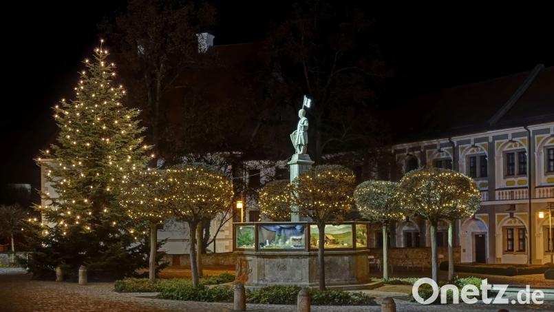 Das Archivbild zeigt den Basilika-Vorplatz in Waldsassen in der Weihnachtszeit. Die Stadt will heuer nur noch einen großen Christbaum aufstellen und nicht mehr wie bisher drei Exemplare. Reduziert werden soll auch die übrige Weihnachtsbeleuchtung. Details stehen aber noch nicht fest. Archivbild: tr