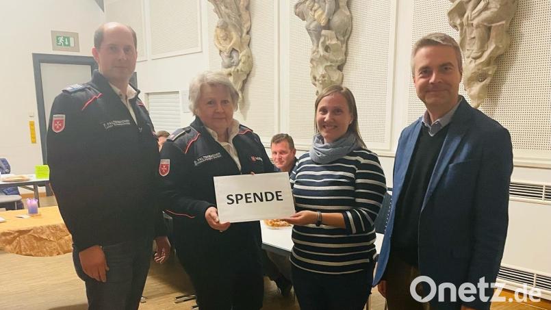 Florian und Barbara Faltenbacher von den Maltesern erhalten von Simone Spiegler und Pfarrer Markus Schmid eine Spende. Bild: Andrea Glaubitz/exb