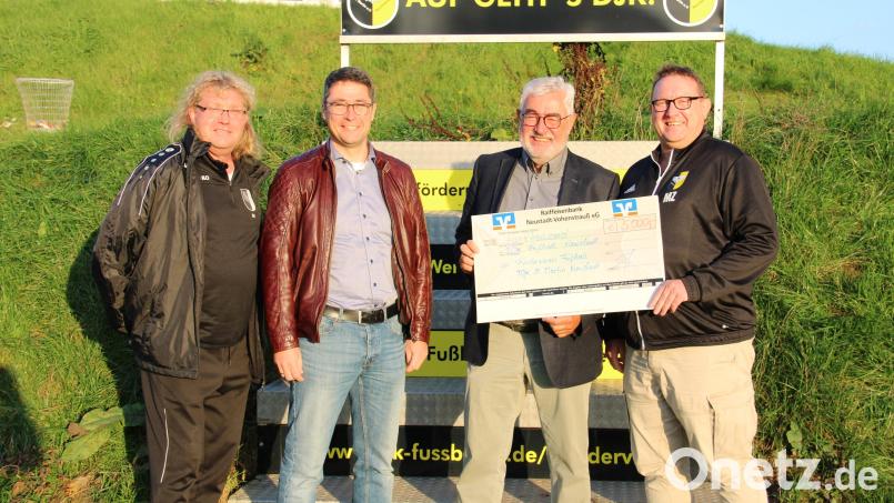 Insgesamt 7000 Euro spendete der DJK-Förderverein Fußball mit Vorsitzendem Markus Zimmermann (rechts) und Stellvertreter Armin Aichinger (Zweiter von links) für verschiedene Projekte. Darüber freuten sich DJK-Vorsitzender Rupert Troppmann (Zweiter von rechts) und stellvertretender Abteilungsleiter Fußball Thomas Hauer (links). Bild: prh