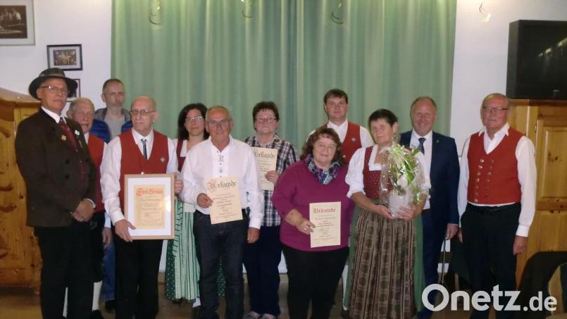 Bei der Ehrung am Jubiläumsabend im Trachtlerheim (von links): Gauvorsitzender Peter Fink, Trachtlervorstand Erwin Meier, das neue Ehrenmitglied Kurt Scharrer, langjährige Trachtlermitglieder, 1. Bürgermeister und Schirmherr Marcus Eichenmüller und 2. Vorsitzender Hans Grieger. Bild: sh